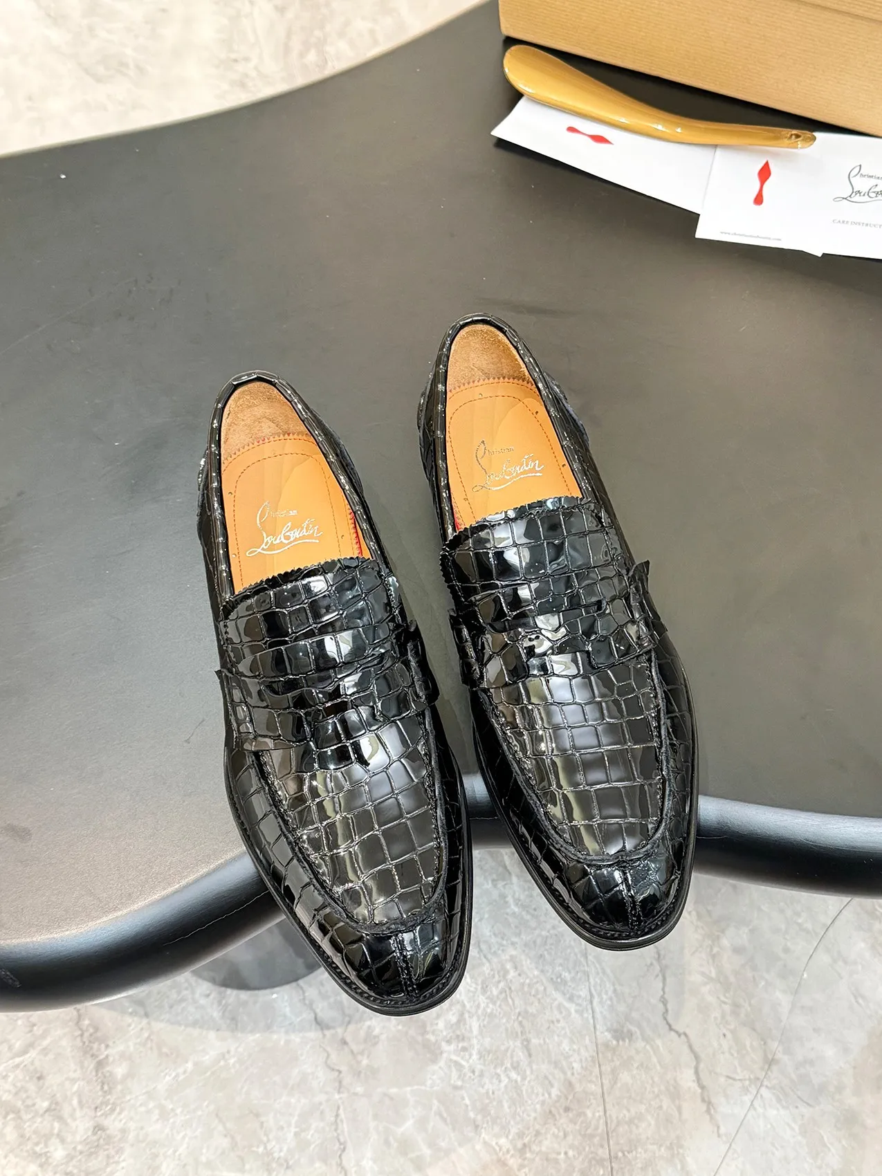 Batch 1080 yuan 💰CL～High-end men’s 👔casual loafers with red soles! ••🆑Genuine and top-quality goods from original orders ••✅💯 Purchase goods from top-quality original orders! Original imported patterned cowhide➕Imported cowhide lining➕Cowhide feet➕Original leather outsole~Size: 39-44 (38, 45.46.47 can be customized)